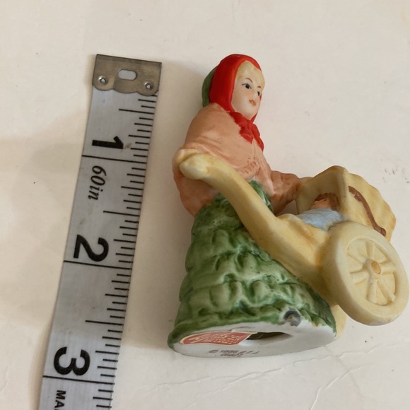 Vintage 1986 Lefton Colonial village ceramic figure Mrs Eberhard and baby - Picture 9 of 10